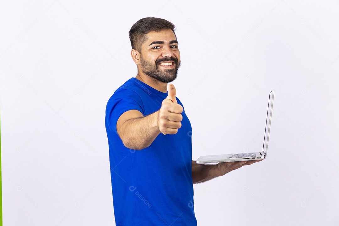 Homem barbudo mexendo no notebook em fundo branco