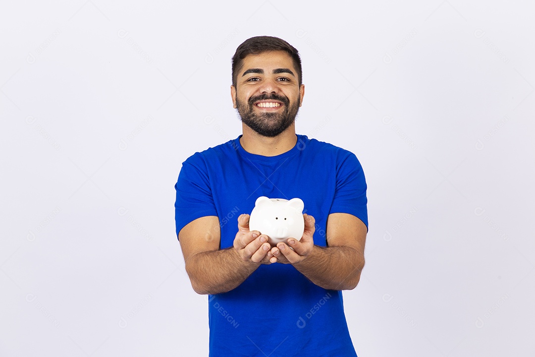 Homem barbudo segurando cofre de moedas