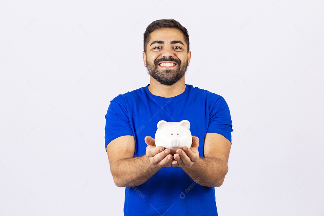 Homem barbudo segurando cofre de moedas