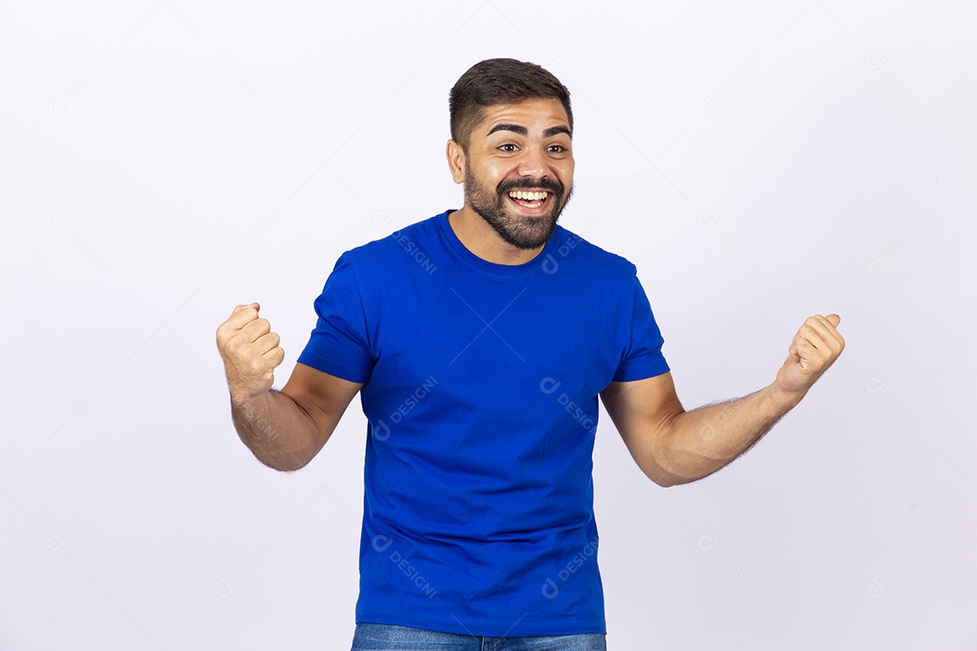 Homem barbudo com camiseta azul em fundo branco