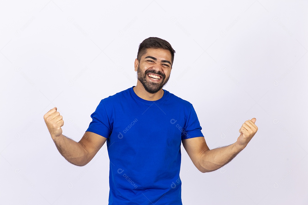 Homem barbudo sorridente em fundo branco