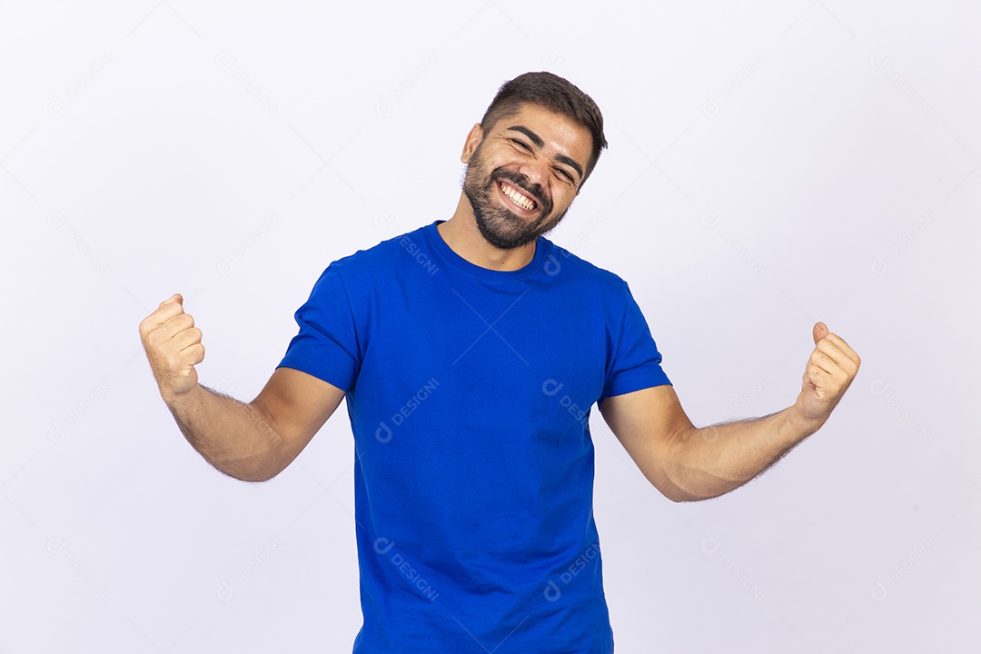 Homem barbudo sorridente em fundo branco