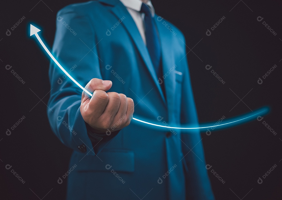 Empresário de terno azul e mostrando o punho em um fundo fresco.