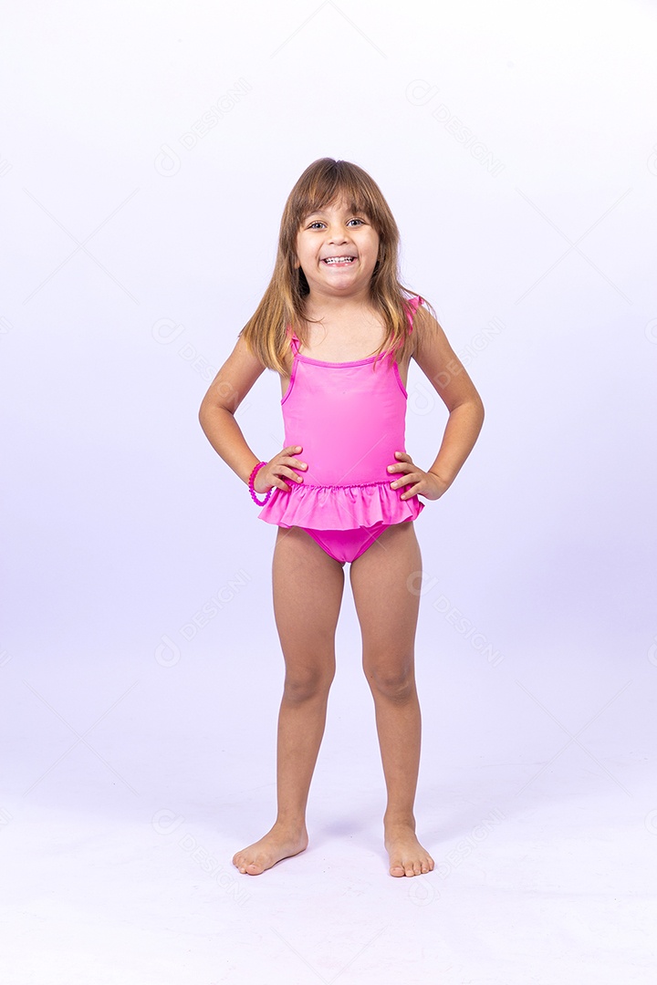 Linda garotinha de maiô em fundo branco