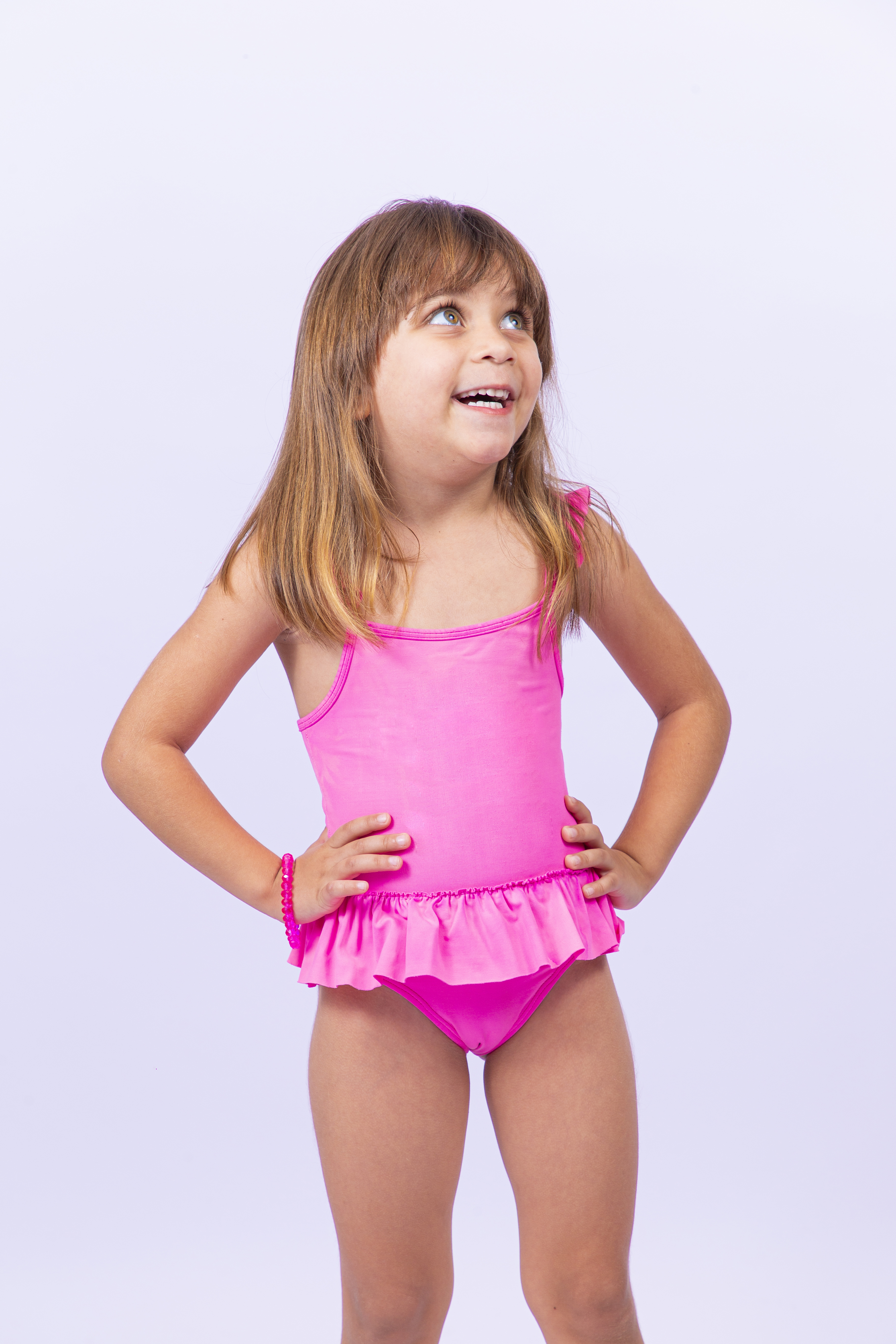 Linda garotinha de maiô em fundo branco