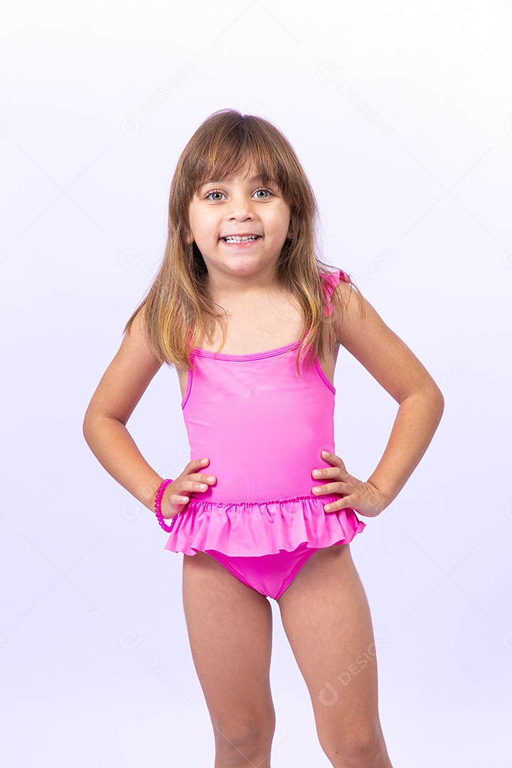 Linda garotinha de maiô em fundo branco