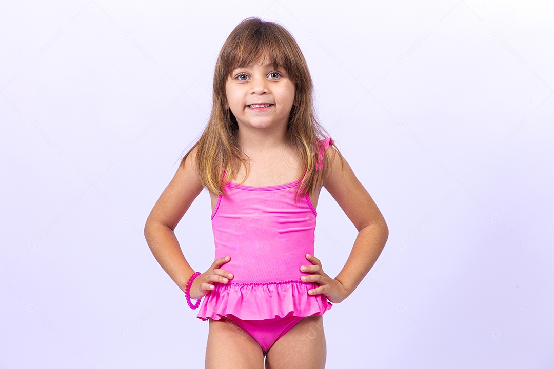 Linda garotinha de maiô em fundo branco