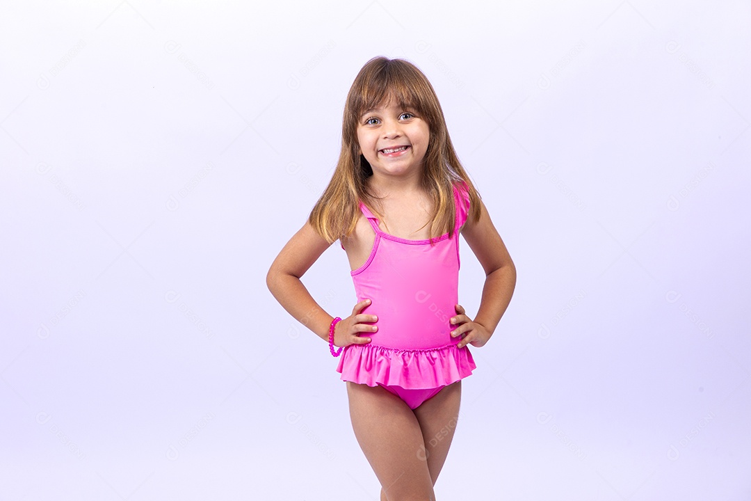 Linda garotinha de maiô em fundo branco