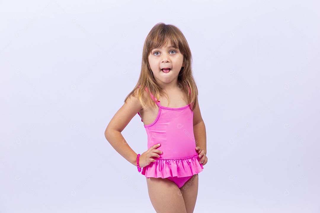 Linda garotinha de maiô em fundo branco