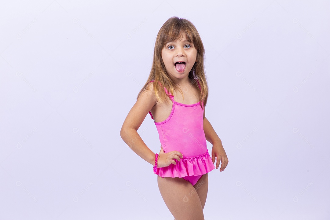 Linda garotinha de maiô em fundo branco