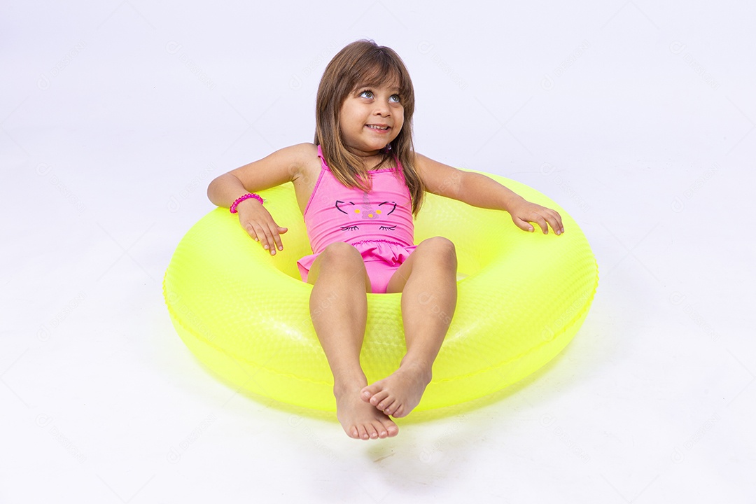 Linda garotinha de maiô e boia em fundo branco