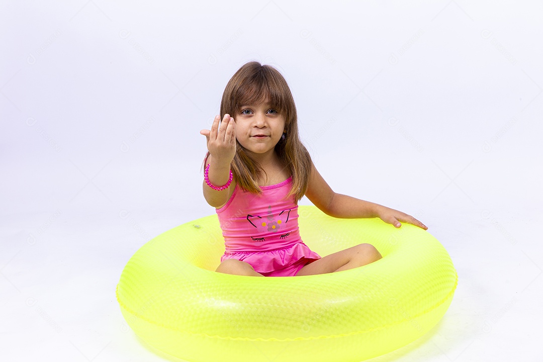 Linda garotinha de maiô e boia em fundo branco