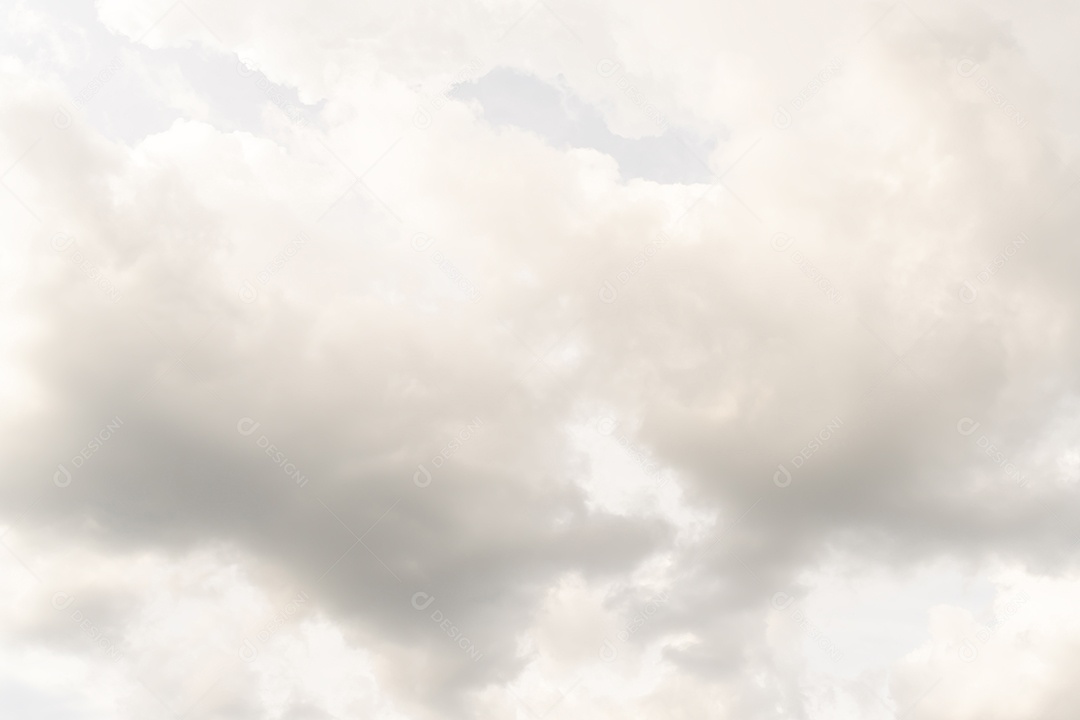 A textura do céu nublado antes que a chuva fosse tomada para o fundo do céu natural ou escuro.