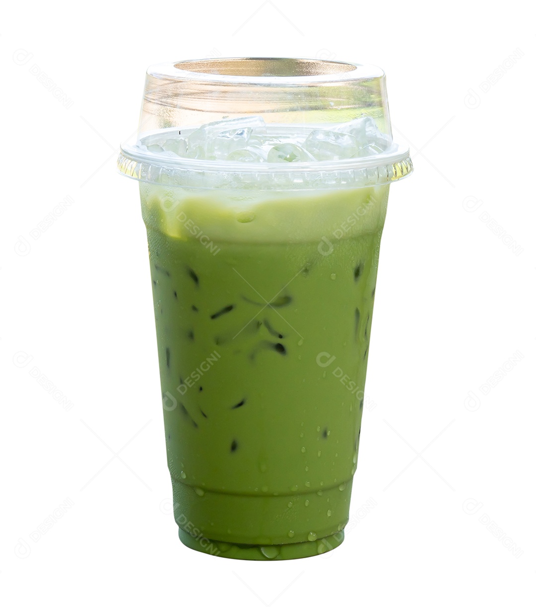Chá verde matcha gelado Latte com leite condensado em vidro plástico transparente é isolado no fundo