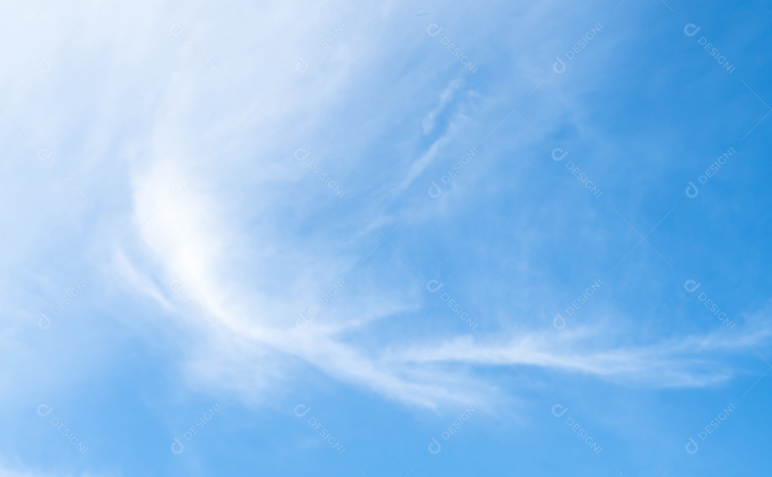 Lindo céu azul com forma estranha de nuvens de manhã ou à noite foi tirado no mar para fundo ou textura natural
