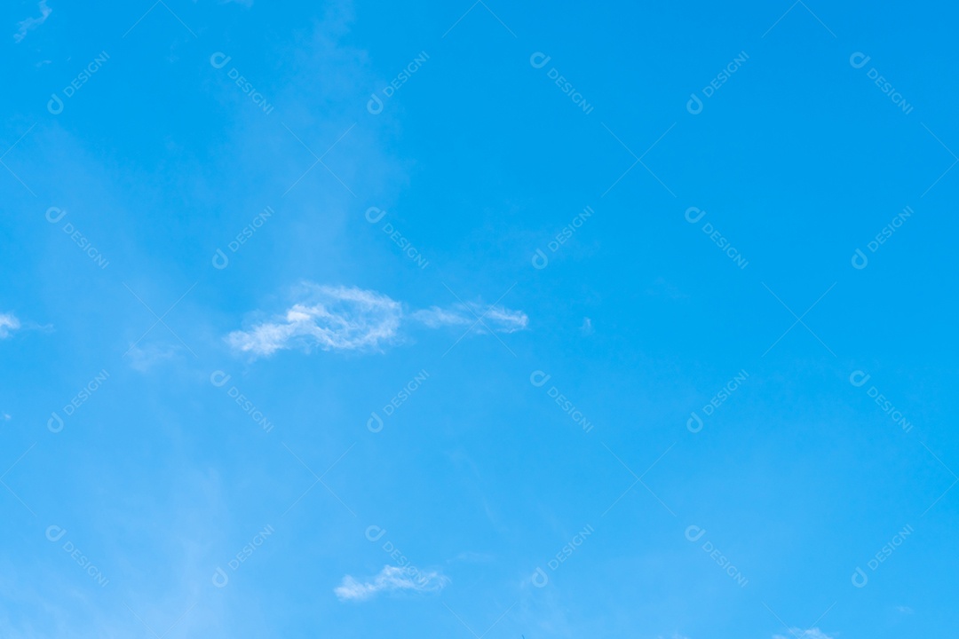 Lindo céu azul com forma estranha de nuvens de manhã ou à noite foi tirado no mar para fundo ou textura natural