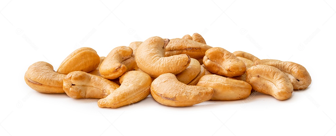 As castanhas de caju torradas na pilha são isoladas no fundo branco com traçado de recorte.