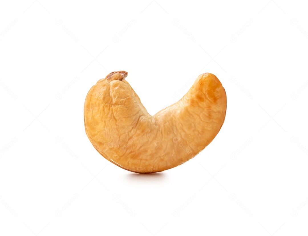 Acima da única castanha de caju descascada torrada é isolada no fundo branco com traçado de recorte.