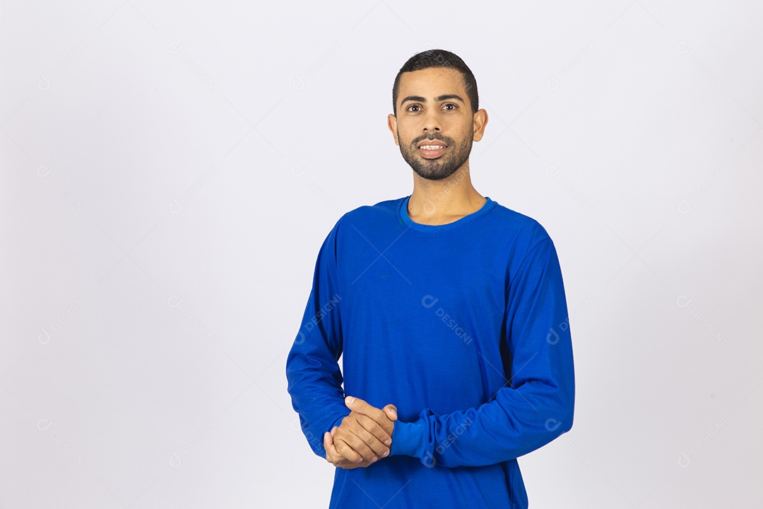 Homem jovem sorridente com blusa azul