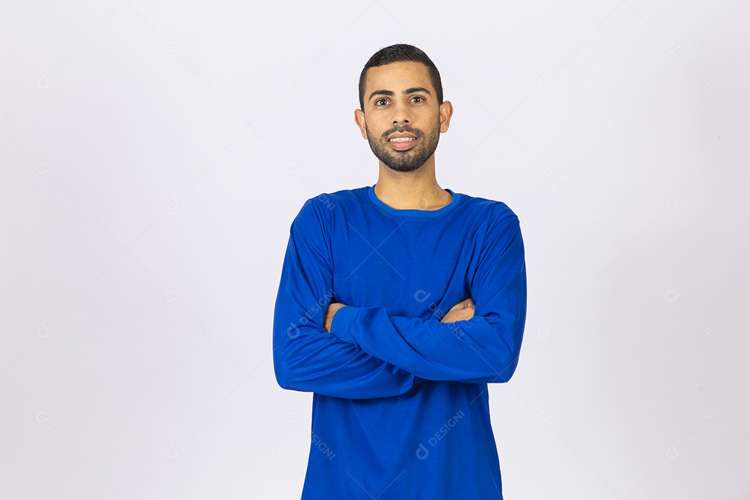 Homem jovem sorridente com blusa azul