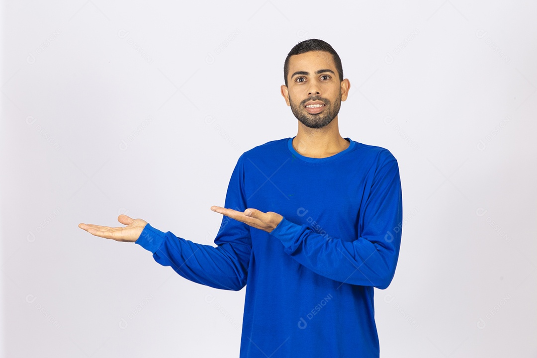 Homem jovem sorridente com blusa azul