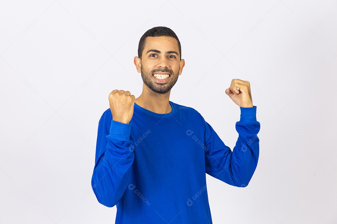 Homem jovem sorridente com blusa azul