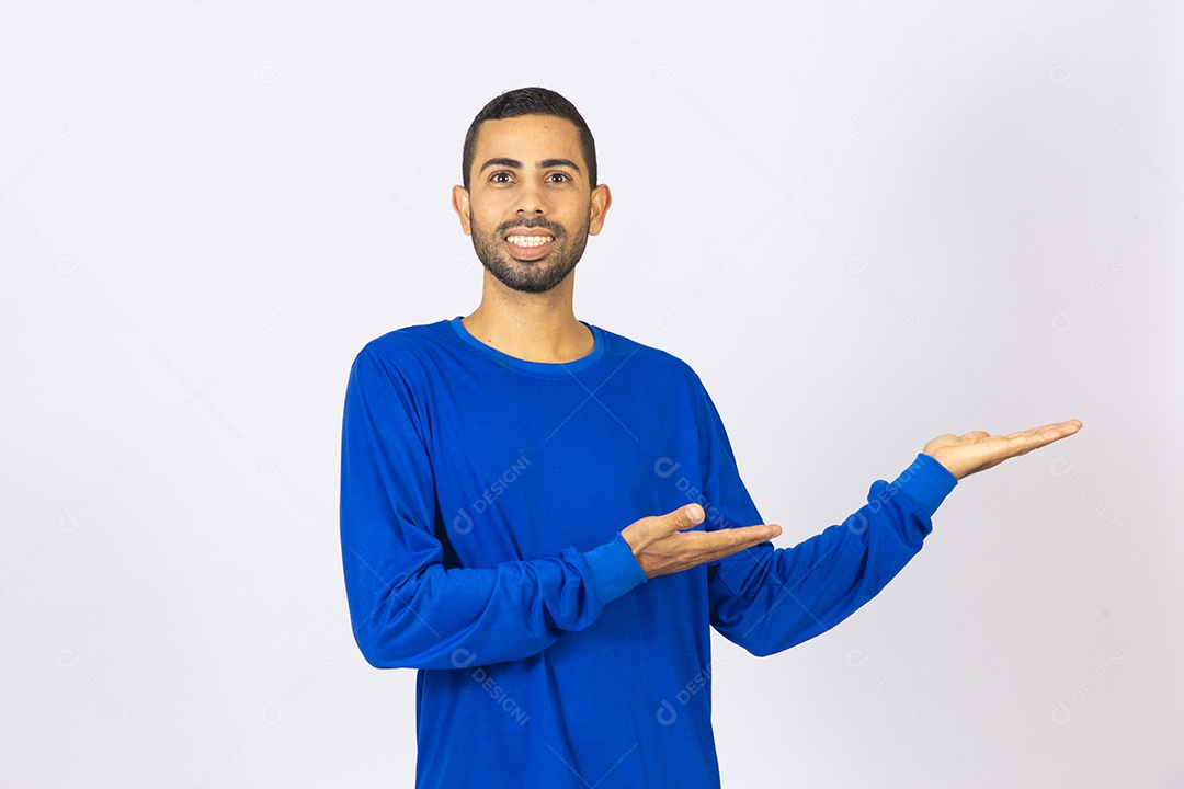 Homem jovem sorridente com blusa azul