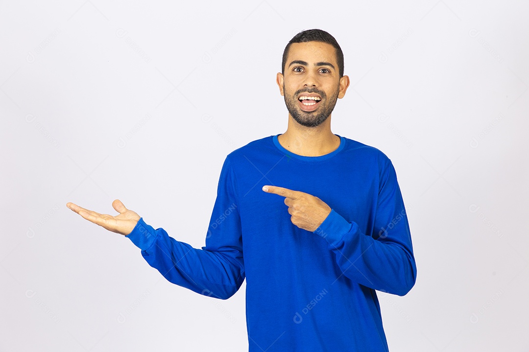 Homem jovem sorridente com blusa azul