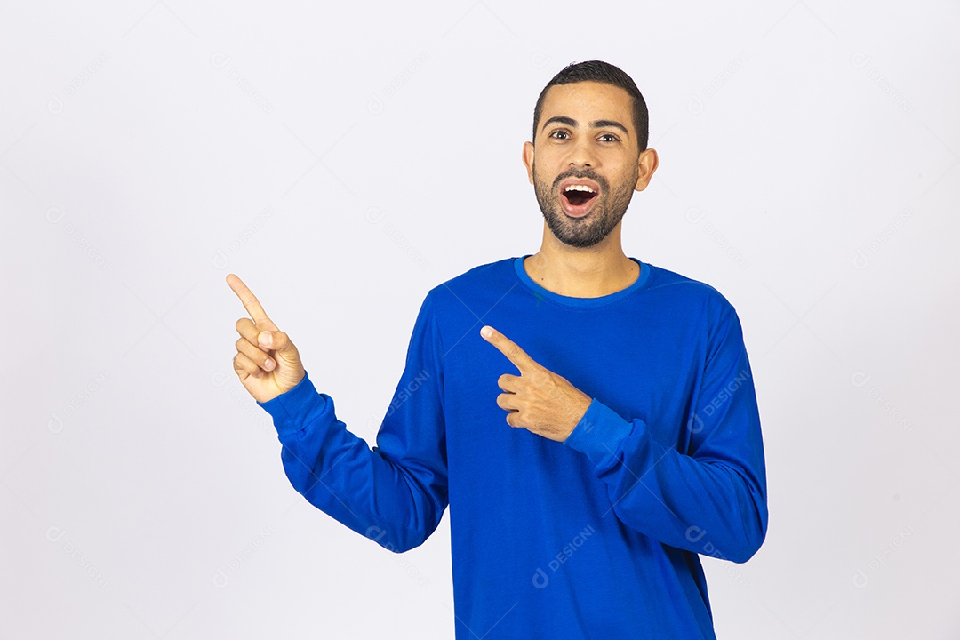 Homem jovem sorridente com blusa azul