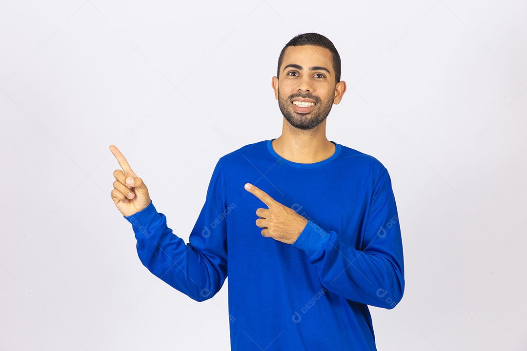 Homem jovem sorridente com blusa azul