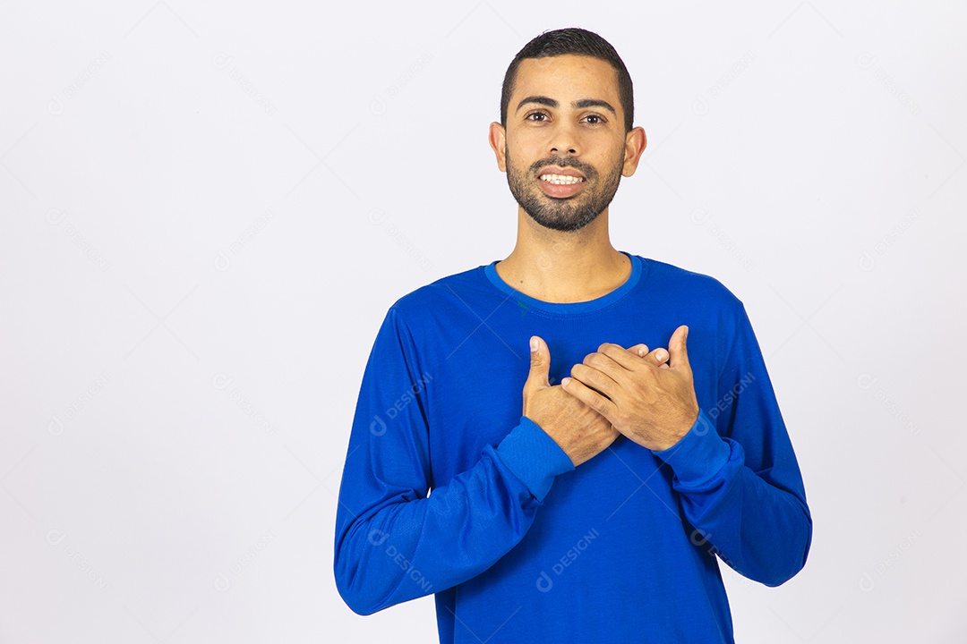 Homem jovem sorridente com blusa azul