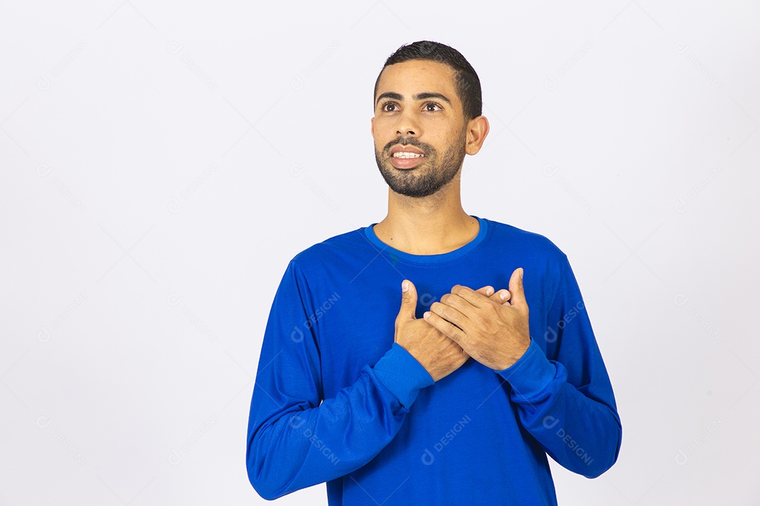 Homem jovem sorridente com mão no peito