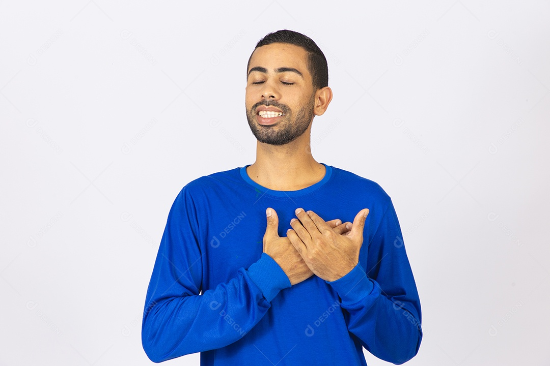 Homem jovem sorridente com mão no peito