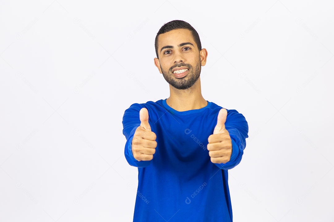 Homem jovem sorridente com blusa azul