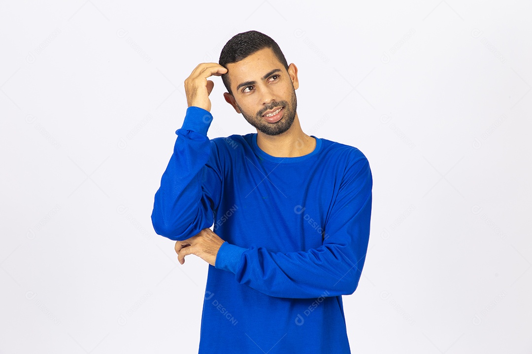 Homem jovem sorridente com blusa azul