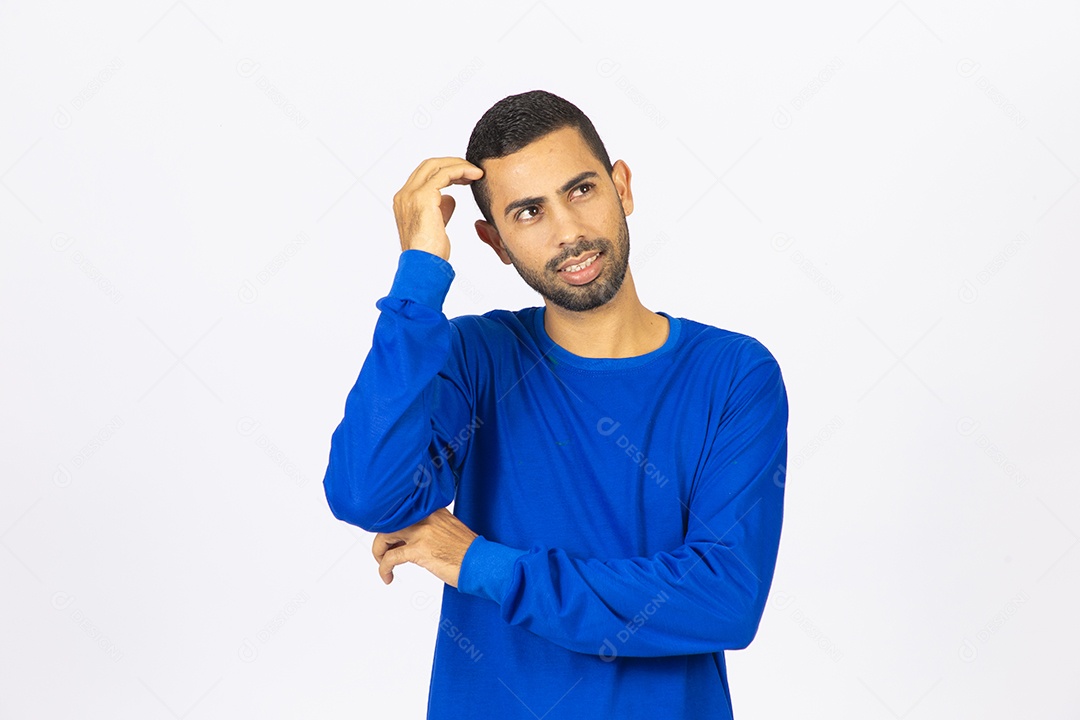 Homem jovem sorridente com blusa azul