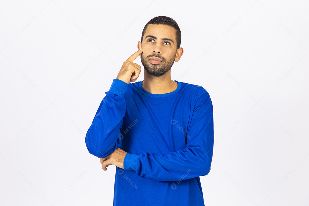 Homem jovem sorridente com blusa azul