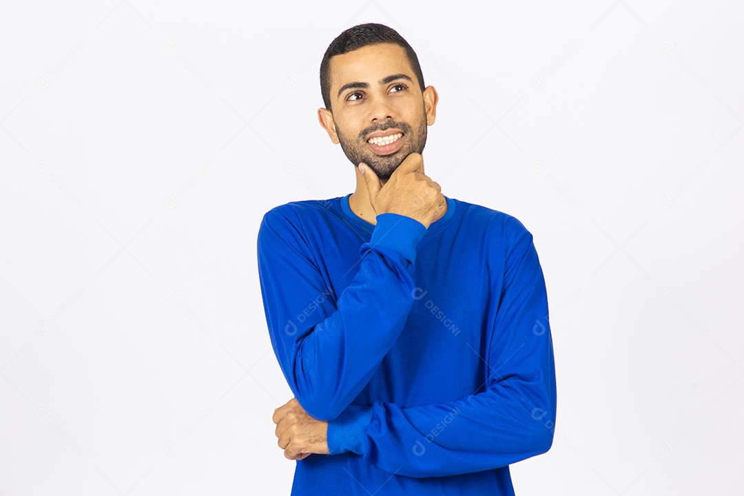 Homem jovem sorridente com blusa azul