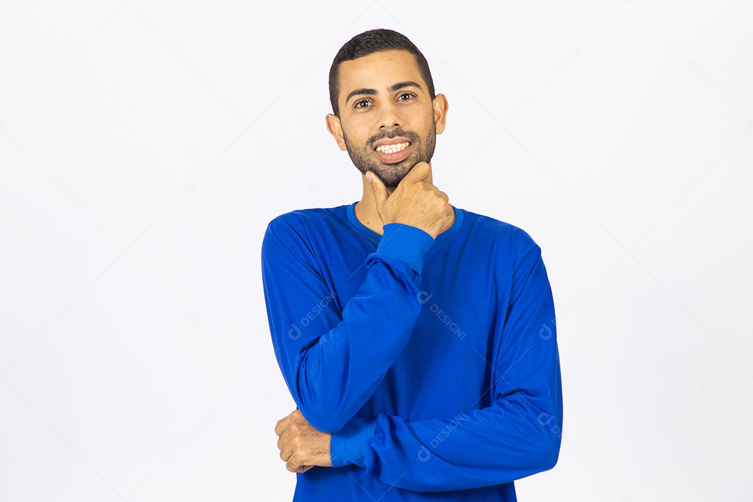 Homem jovem sorridente com mão no queixo