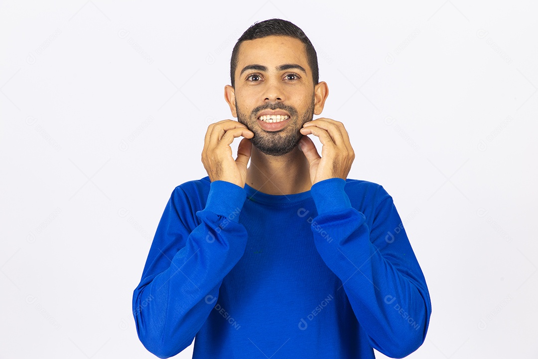 Homem jovem com camisa azul em fundo branco