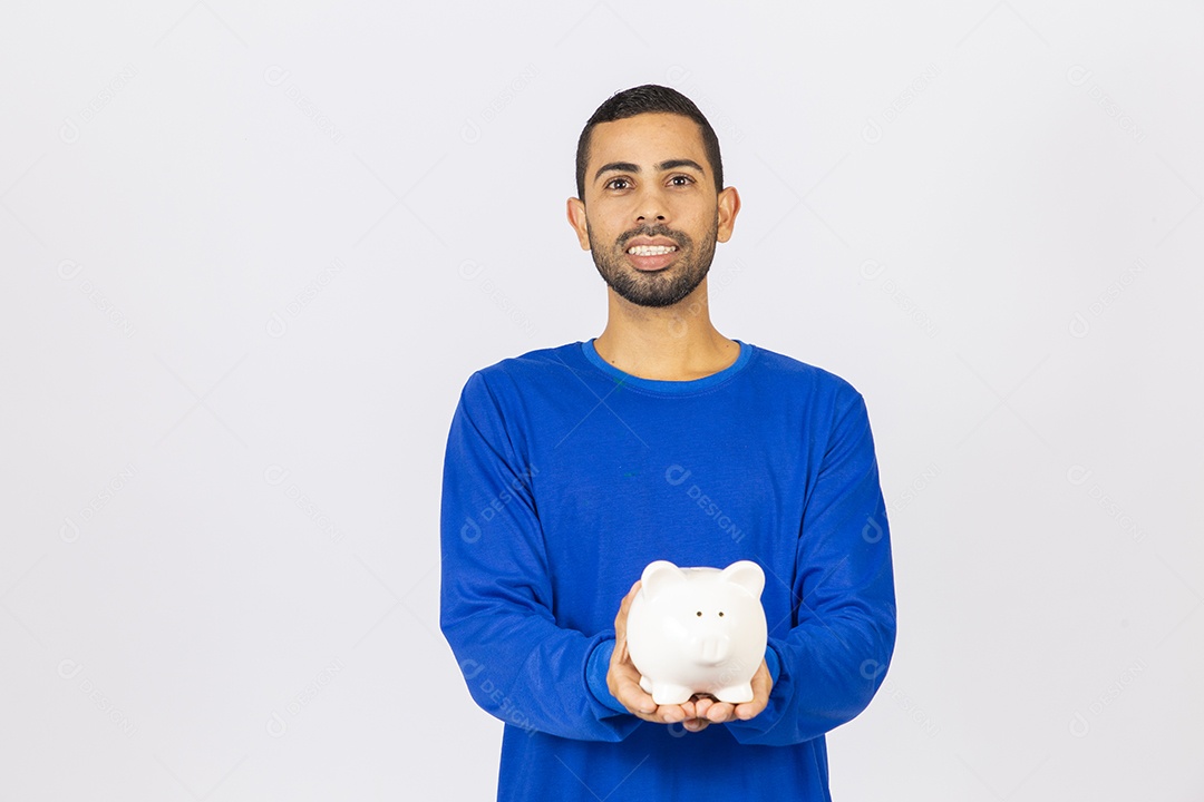 Homem sorridente segurando cofre de dinheiro em fundo branco