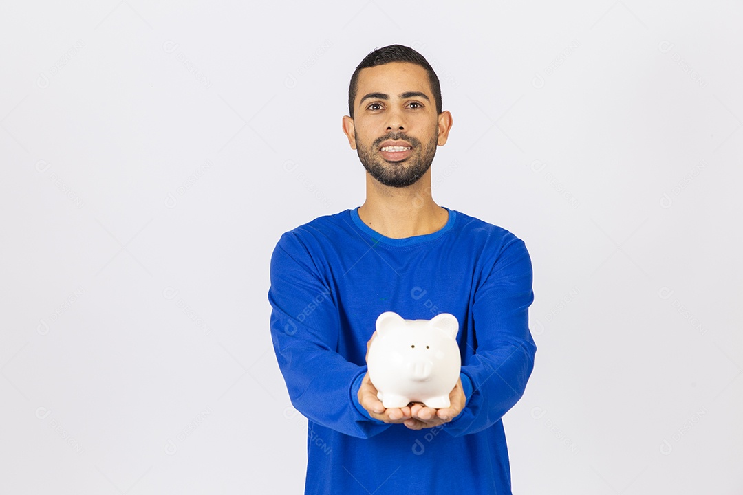 Homem sorridente segurando cofre de dinheiro em fundo branco