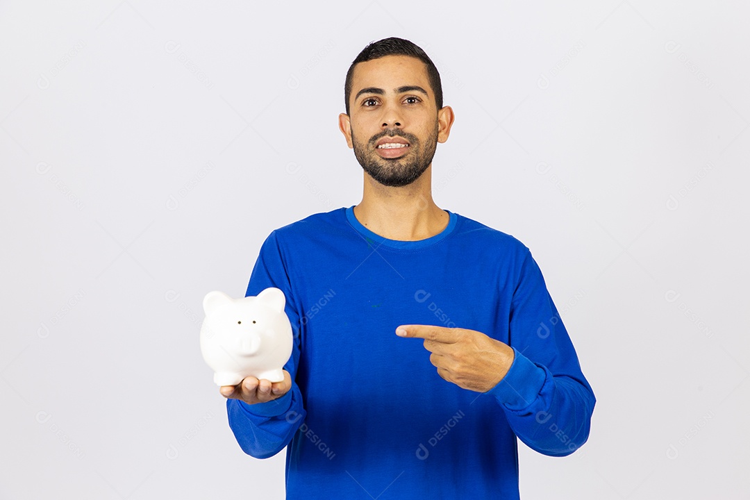 Homem sorridente segurando cofre de dinheiro em fundo branco