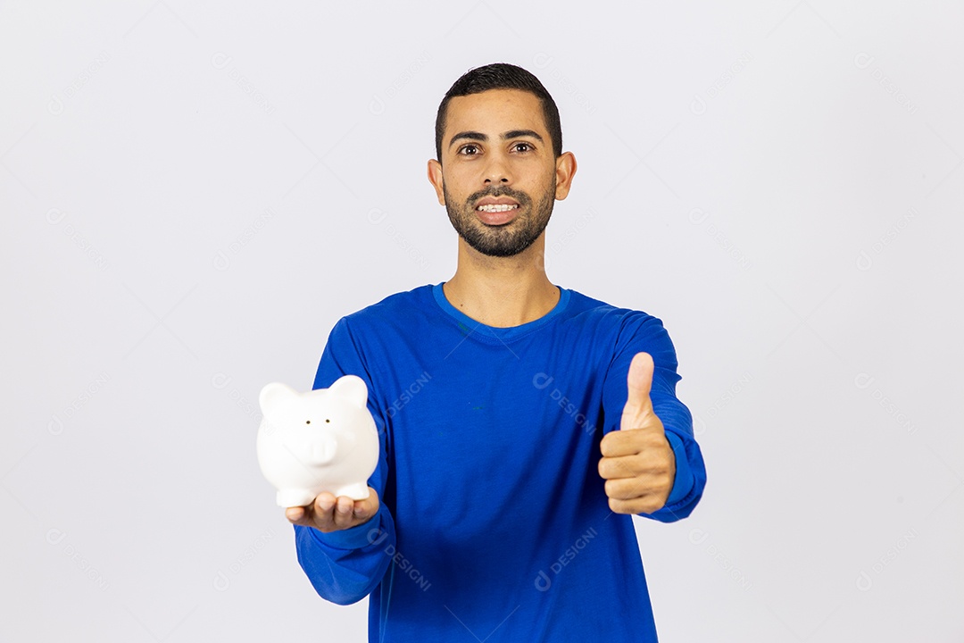 Homem sorridente segurando cofre de dinheiro em fundo branco