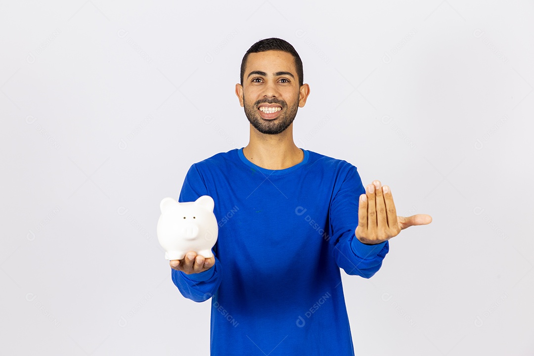 Homem sorridente segurando cofre de dinheiro em fundo branco