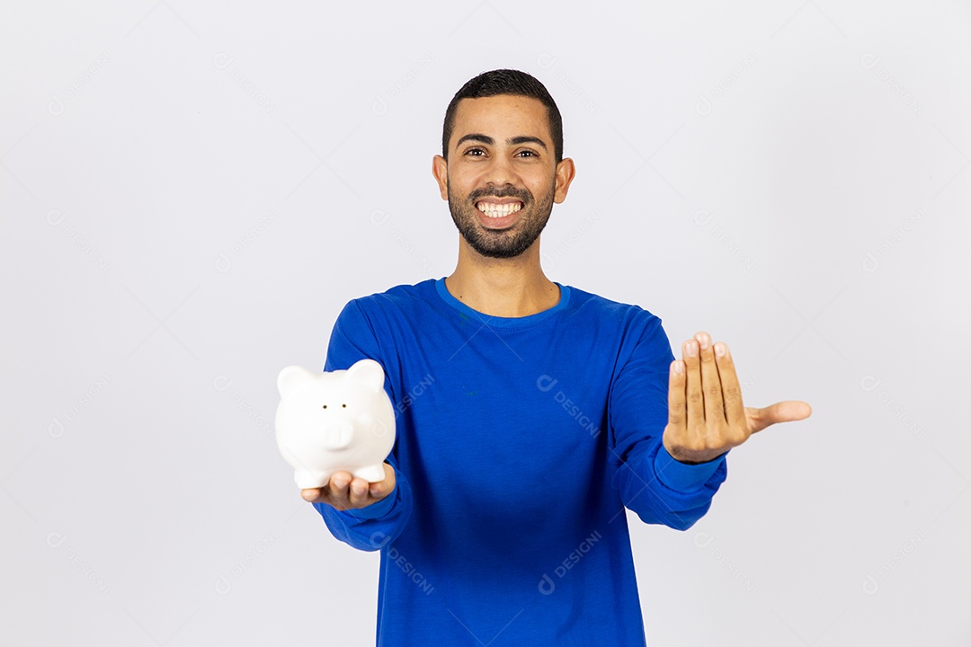 Homem sorridente segurando cofre de dinheiro em fundo branco