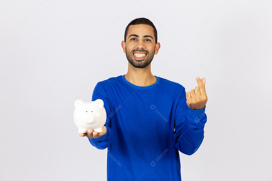 Homem sorridente segurando cofre de dinheiro em fundo branco