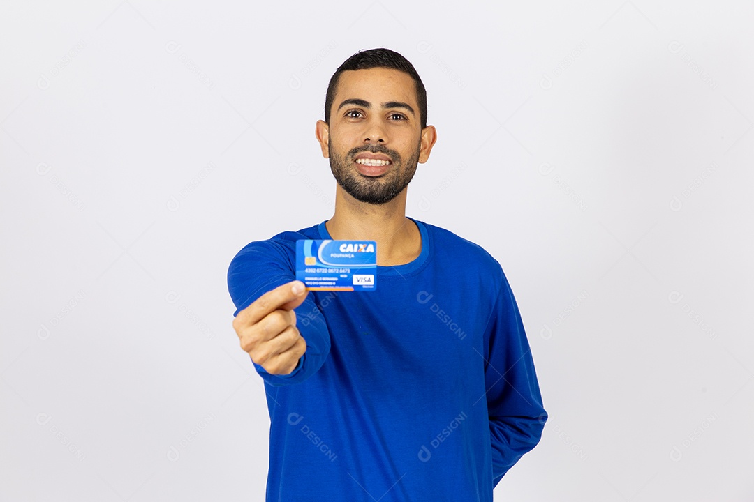Homem sorridente segurando cartão de poupança do banco caixa