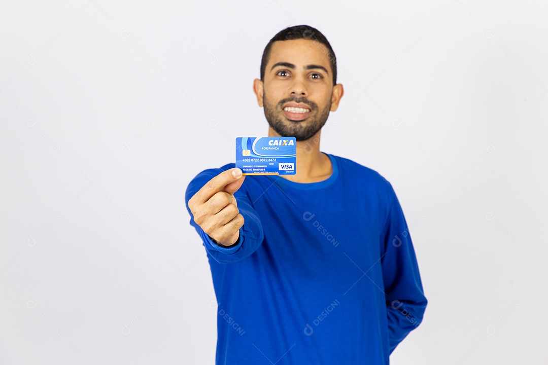 Homem sorridente segurando cartão de poupança do banco caixa