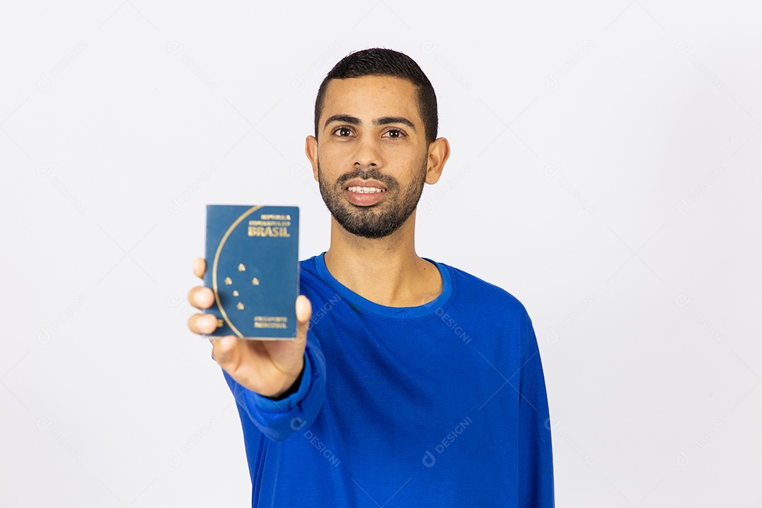 Homem sorridente segurando passaporte
